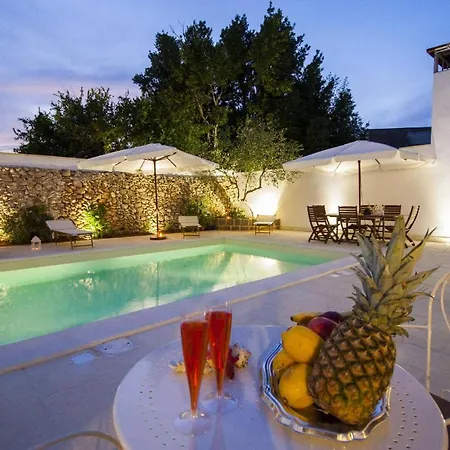 Luxury Courtyard Pool راكالي
